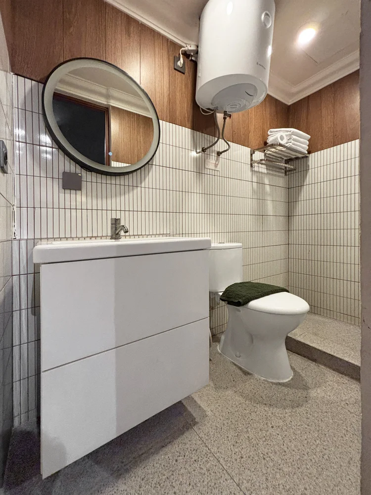Kyoto: Kamar mandi lain di Kyoto, salah satu dari dua di unit ini.