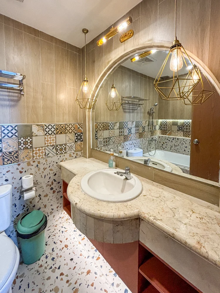 Havana: Kamar mandi dengan wastafel granit dan lantai terazo.