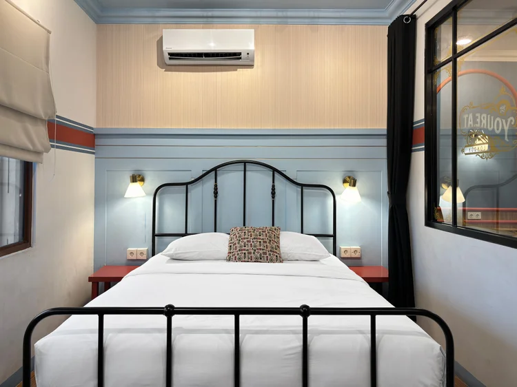 London: Sprei putih di tiap kasur London, standar yang sama di semua unit kami.