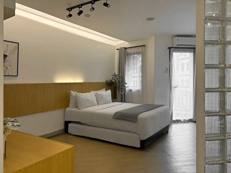 Sydney: Area tidur dengan AC, jendela bertirai, dan panel kayu di kepala tempat tidur.