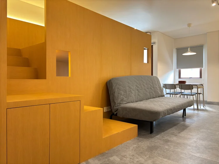 Helsinki: Tangga menuju loft bed, satu ruang dengan area makan di ujungnya.