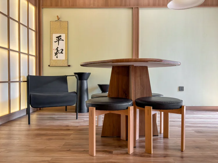 Sapporo: Kursi sudut dengan nesting table, tempat ngopi atau baca dengan tenang.