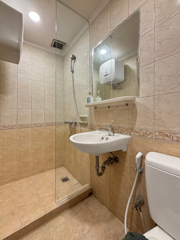 Saitama: Shower dengan pemanas air, dibersihkan tim kami sendiri dengan standar CHSE sebelum tiap check-in.