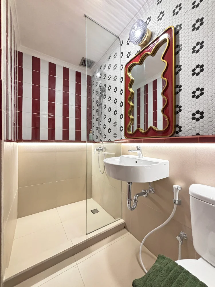 Chamonix: Kamar mandi dengan cermin bermotif ceri; sabun dan sampo sudah disiapkan, sama di semua unit.