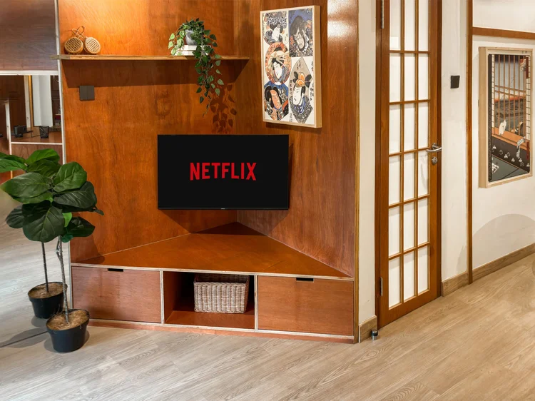 Kanazawa: Sudut TV dengan cetakan ukiyo-e dan tanaman, nuansa Edo dalam 38 m².