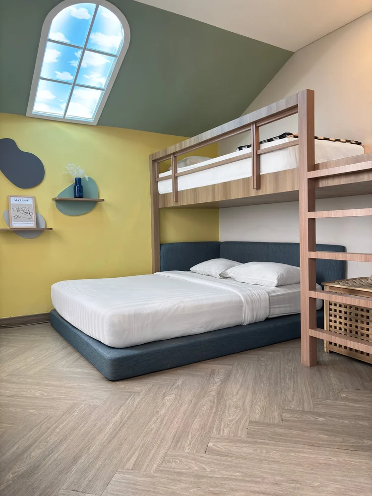 Seoul: Kamar dengan queen bed plus ranjang susun di atasnya, muat tiga orang.