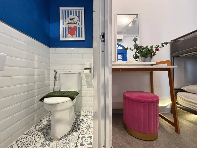 Santorini: Tiga kamar mandi di unit ini, termasuk yang di dalam kamar ranjang susun.