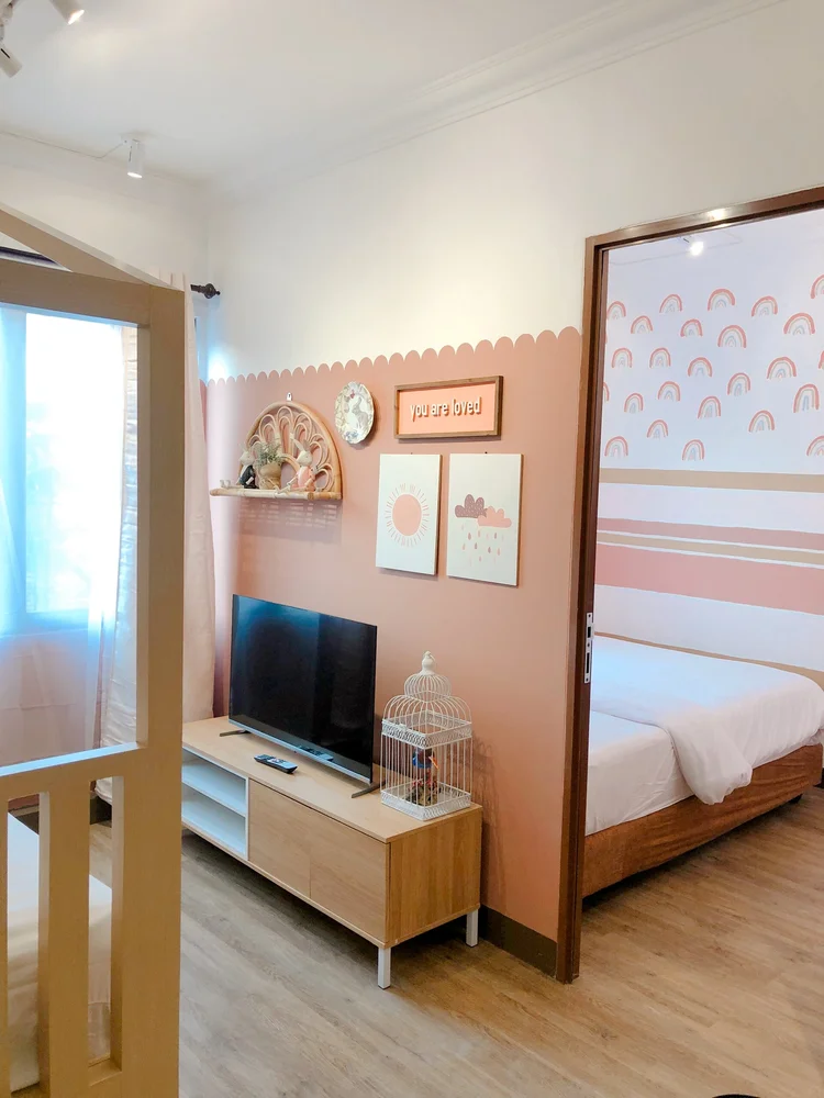 Madison: Smart TV dengan Netflix, nonton bareng dari house bed di ruang tengah.