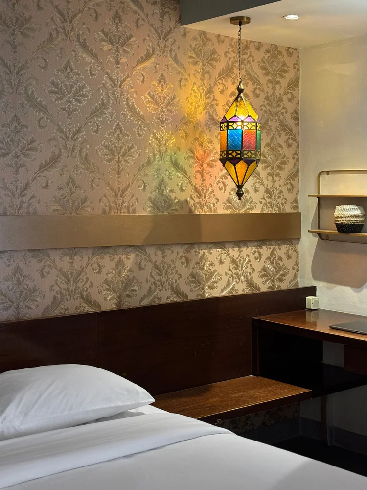 Marrakech: Lentera Maroko di atas tempat tidur, meja rias di sampingnya.