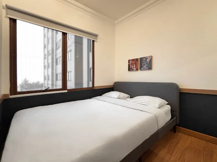 Kyoto: Jendela besar bikin kamar tetap terang di siang hari.