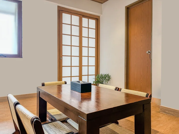 Yokohama: Sudut ruang makan dengan jendela kayu bergaya shoji dan pintu menuju kamar.
