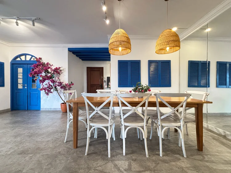 Santorini: Muat 9, maks. 14 dengan extra bed, dan semua bisa makan bareng di meja yang sama.