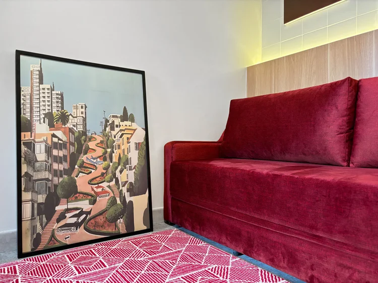 San Francisco: Sofa bed merah ini bisa dibuka, sudah termasuk kapasitas tiga orang.