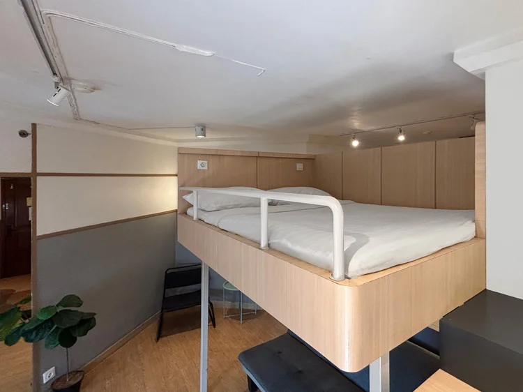Den Haag: Sofa bed di bawah loft bed: dua area tidur dalam satu studio.