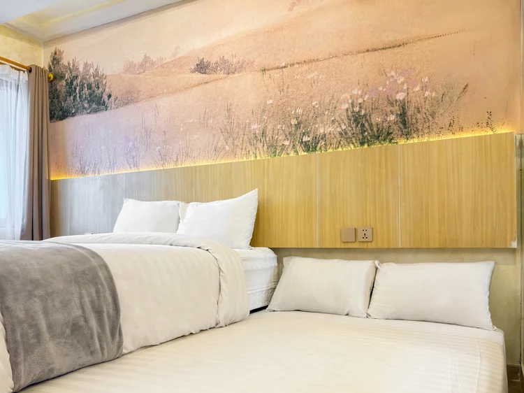 Adelaide: Sprei putih di sliding small double bed, standar yang sama di semua unit kami.