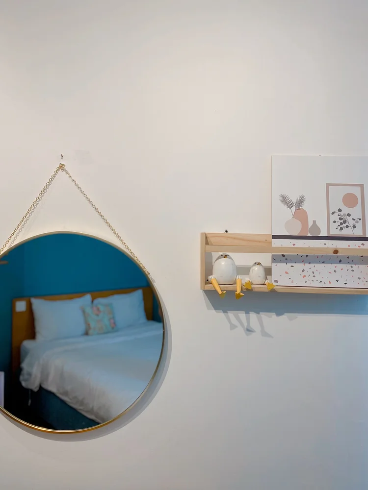 Madison: Cermin bulat dan rak kecil di kamar, detail bertema nursery sampai ke dinding.