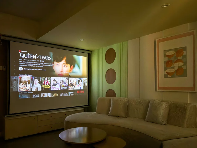 Gangnam: Proyektornya otomatis dengan remote, tinggal duduk dan pilih tontonan.