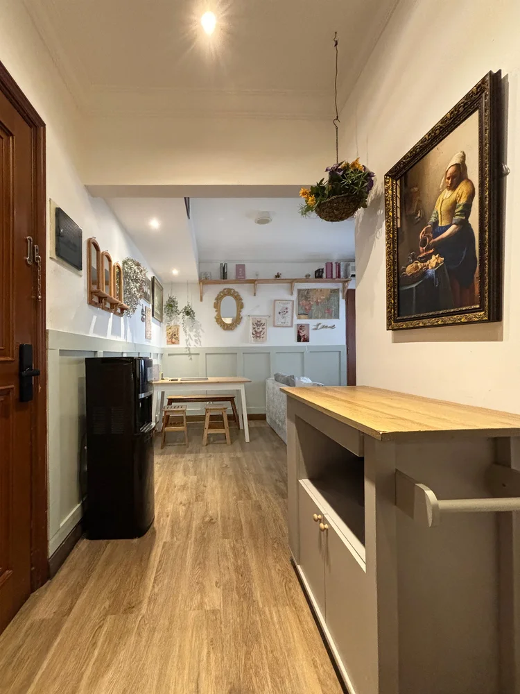 Florence: Lorong dengan cermin dan lukisan, menghubungkan ruang keluarga dan kamar tidur.