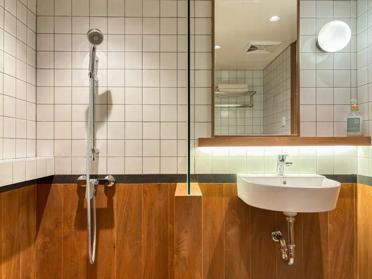 Shizuoka: Kamar mandi dengan shower air panas dan ubin putih.