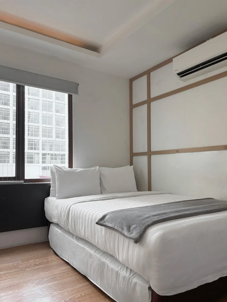 Shibuya: Area tidur: sliding bed dengan AC dan jendela.