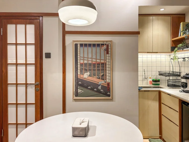 Kanazawa: Meja makan bundar untuk empat orang di bawah lampu gantung, pintu shoji di sisinya.