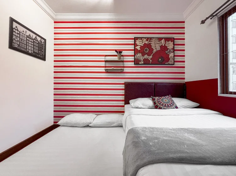 Amsterdam: Kamar utama: sliding small double bed 140 cm, bisa dirapatkan atau dipisah, dengan AC sendiri.