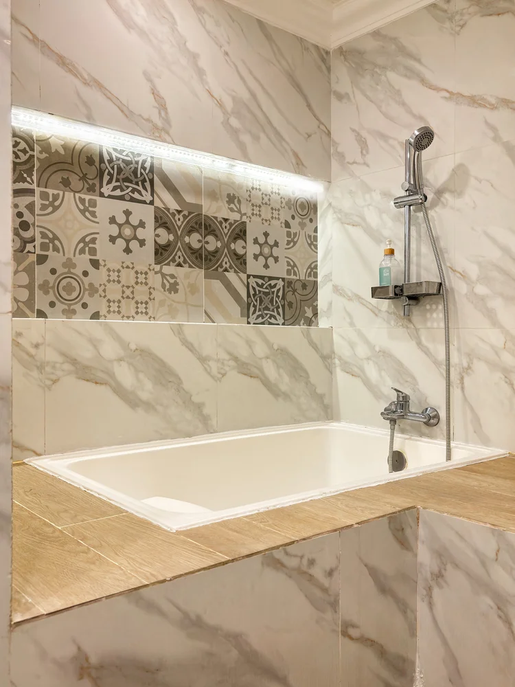 Bordeaux: Bathtub dengan shower air panas, buat berendam setelah seharian jalan.