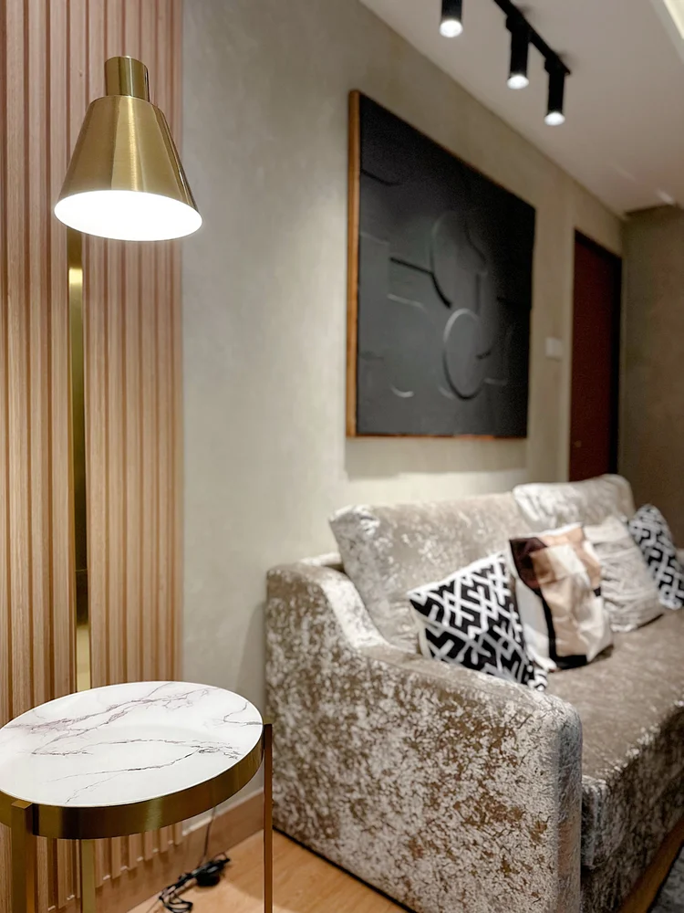 Amalfi: Sudut sofa dengan meja samping dan lampu lantai, buat santai di malam hari.
