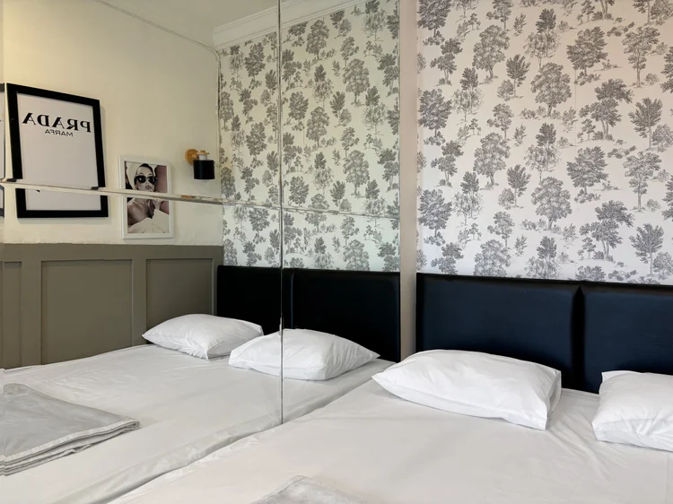Florence: Sliding small double bed di kamar utama, bisa dirapatkan atau dipisah sesuai kebutuhan.