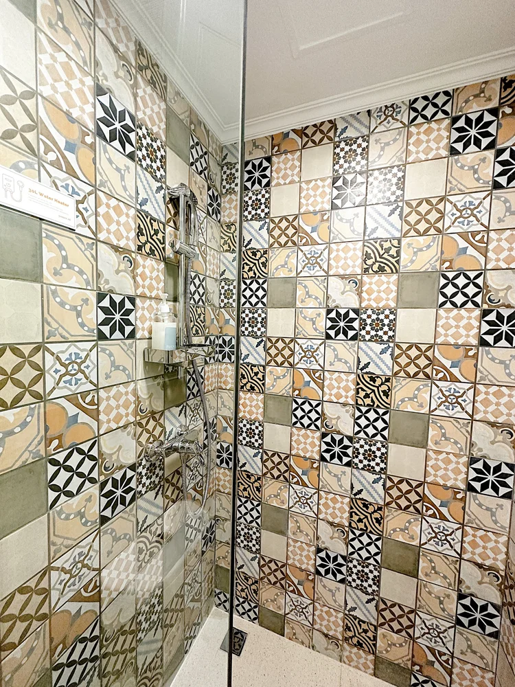 Malacca: Shower air panas dengan ubin bermotif, di kamar mandi modern.
