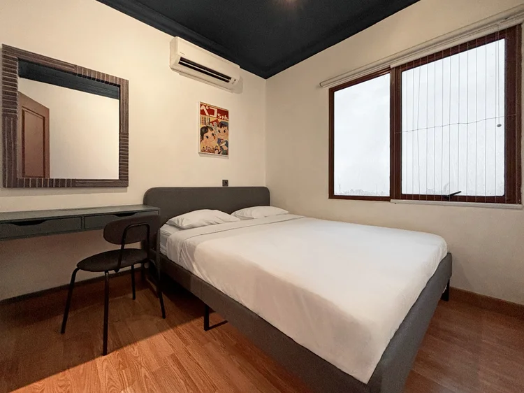 Kyoto: Meja rias dan cermin ada di kamar ini, plus AC sendiri.