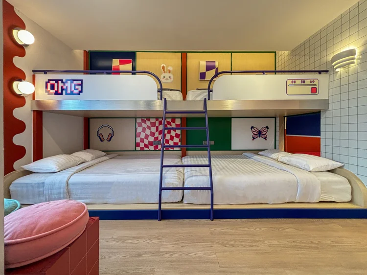 Hong Dae: Tempat tidur susun: dua kasur lebar di bawah, dua single di atas, lengkap dengan tangga.