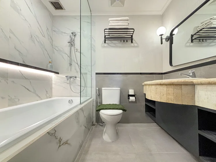 Norfolk: Kamar mandi dalam kamar utama dengan bathtub air panas.
