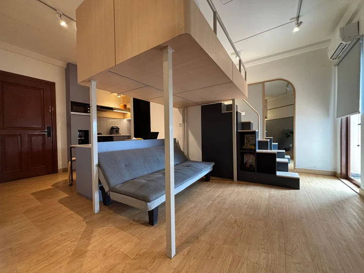 Den Haag: Loft bed dengan tangga dan sofa di bawahnya. Muat 3, maks. 4 dengan extra bed.