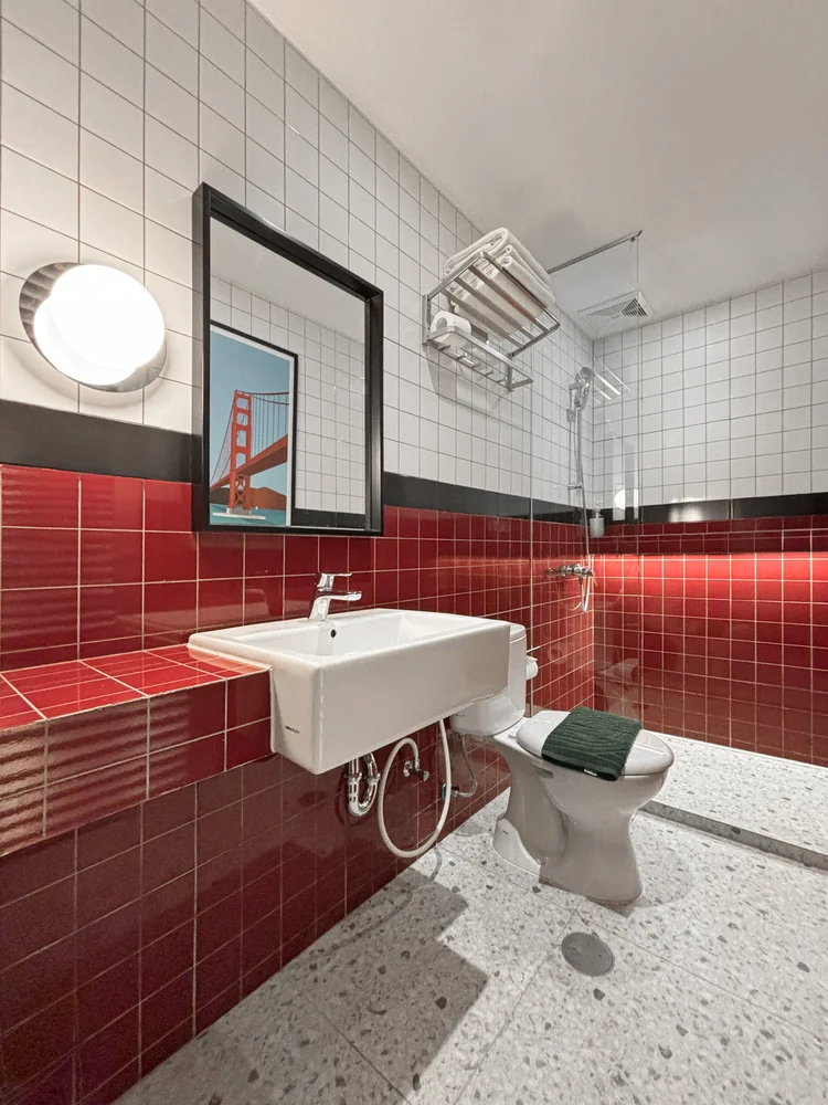 San Francisco: Kamar mandi modern dengan wastafel dan cermin bulat; sabun dan sampo sama di semua unit.