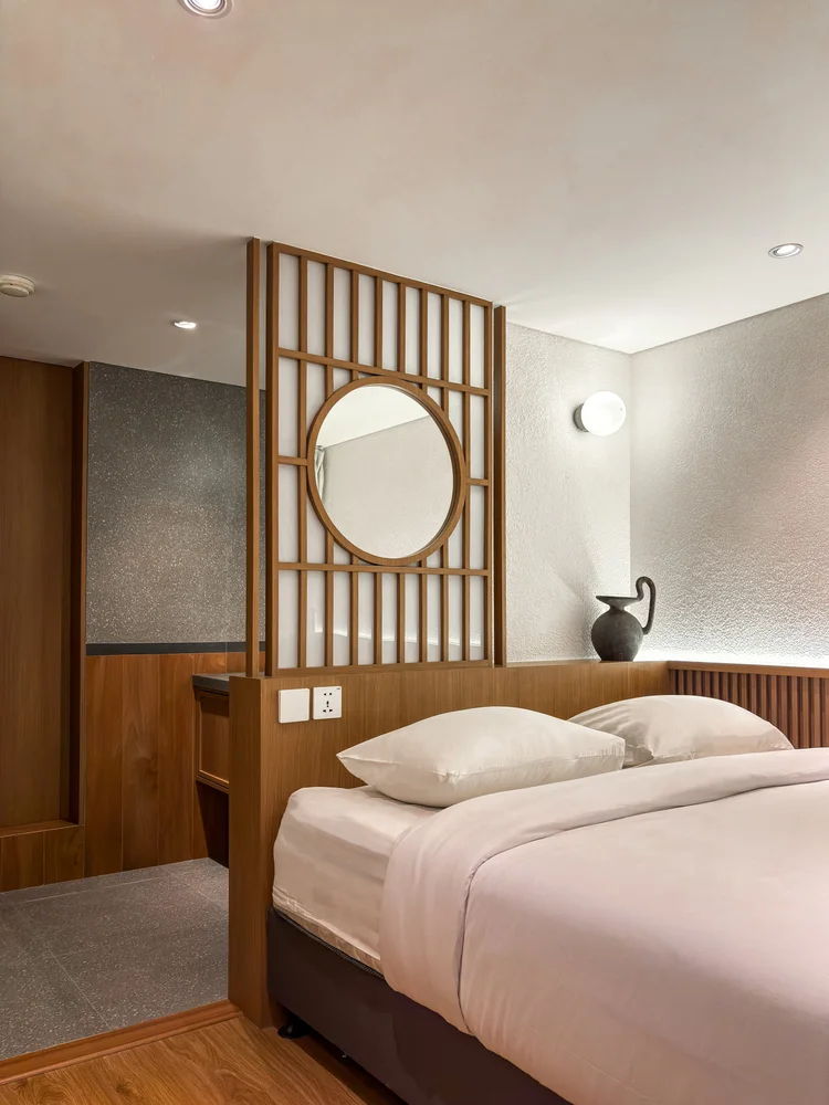 Shizuoka: Kamar dengan sekat kisi kayu dan cermin bulat, AC di tiap kamar.