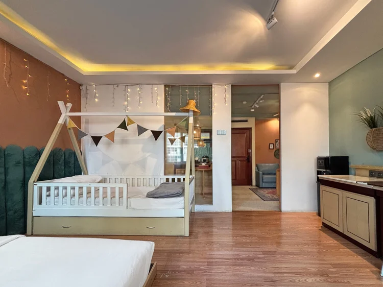 Madagascar: Sliding bed 90 + 90 cm di sebelah queen bed, sprei putih standar kami.