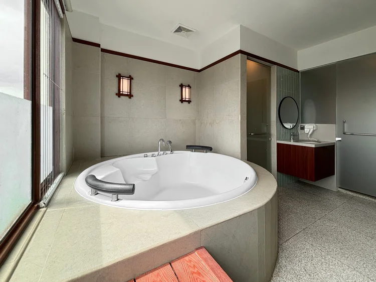 Okinawa: Private indoor onsen untuk 2-3 orang, berendam air panas tanpa keluar unit.