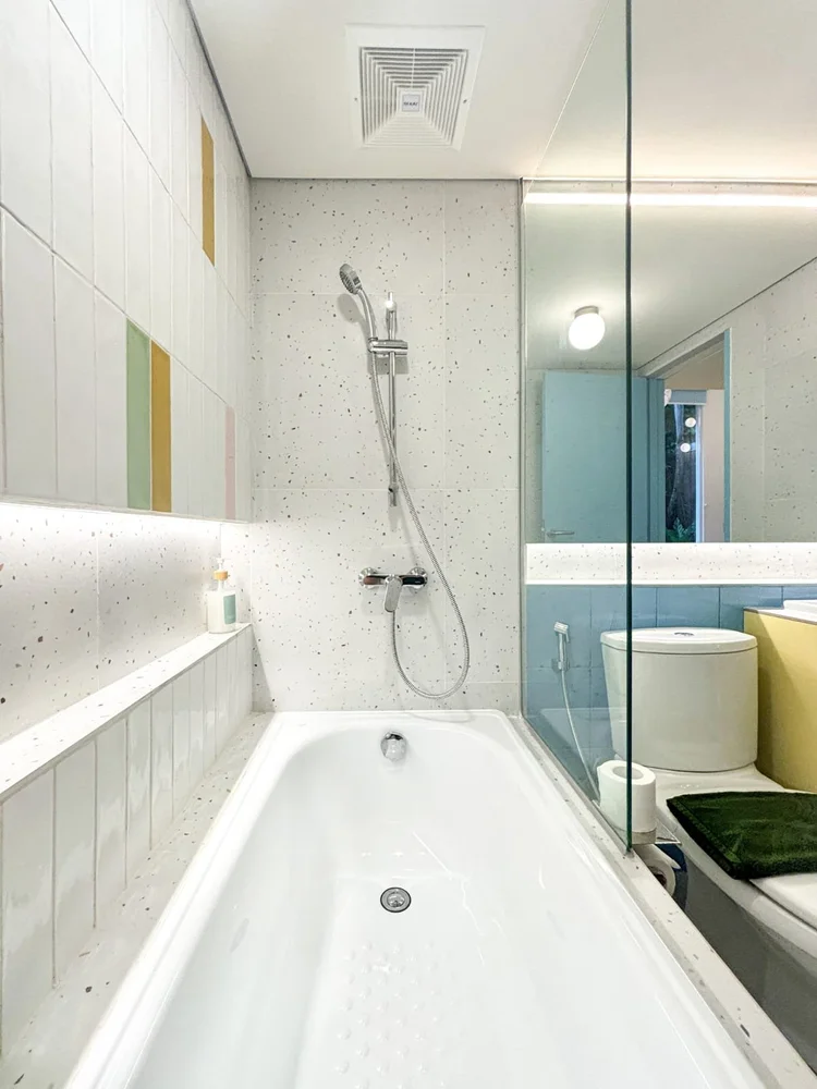 Gangnam: Kamar mandi satunya ada bathtub, dengan sabun dan sampo yang sama di semua unit.