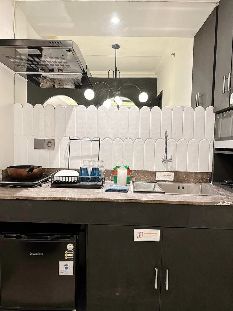 Los Angeles: Kompor, wastafel, dan kulkas mini semua ada, lengkap buat masak sendiri.