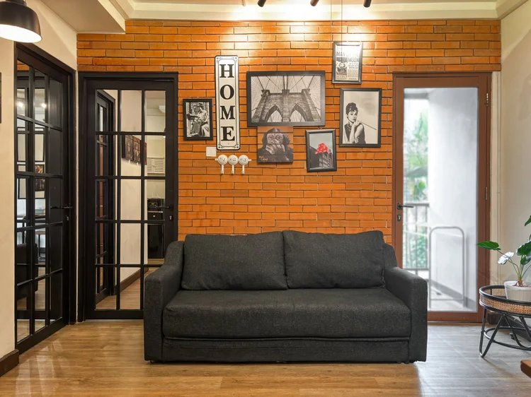 Brooklyn: Sofa bed lipat di depan pintu kaca ke balkon kecil; sofanya sudah termasuk kapasitas 7 orang.
