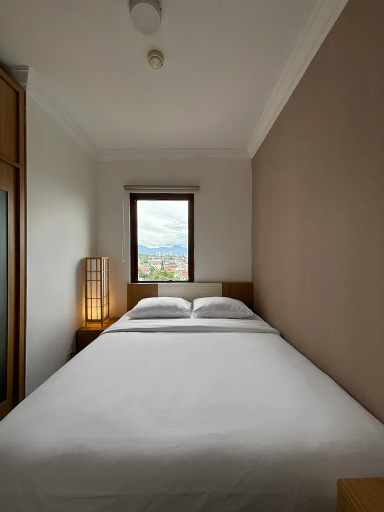 Hokkaido: Sprei putih di setiap kasur, standar yang sama di semua unit kami.