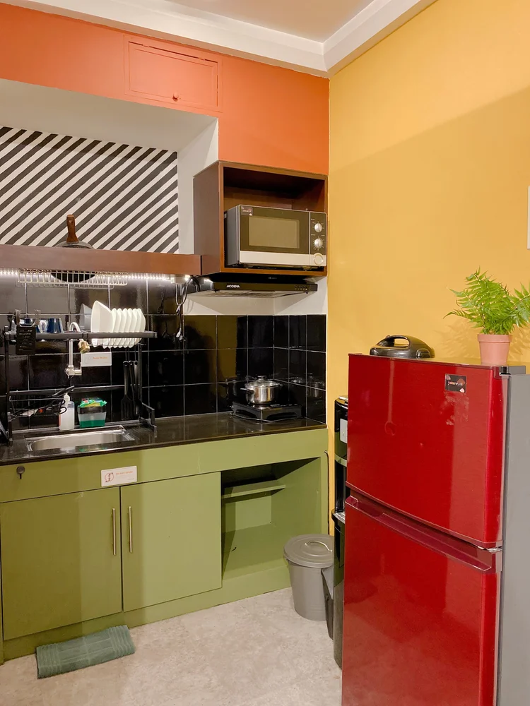 Geneva: Kulkas dan kompor induksi di sudut dapur berwarna cerah.