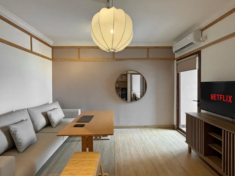 Hokkaido: Ruang keluarga dengan AC dan pintu ke balkon kecil.