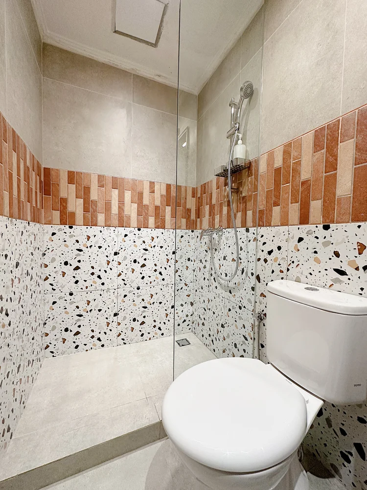 Melbourne: Kamar mandi modern dengan shower air panas dan ubin teraso.