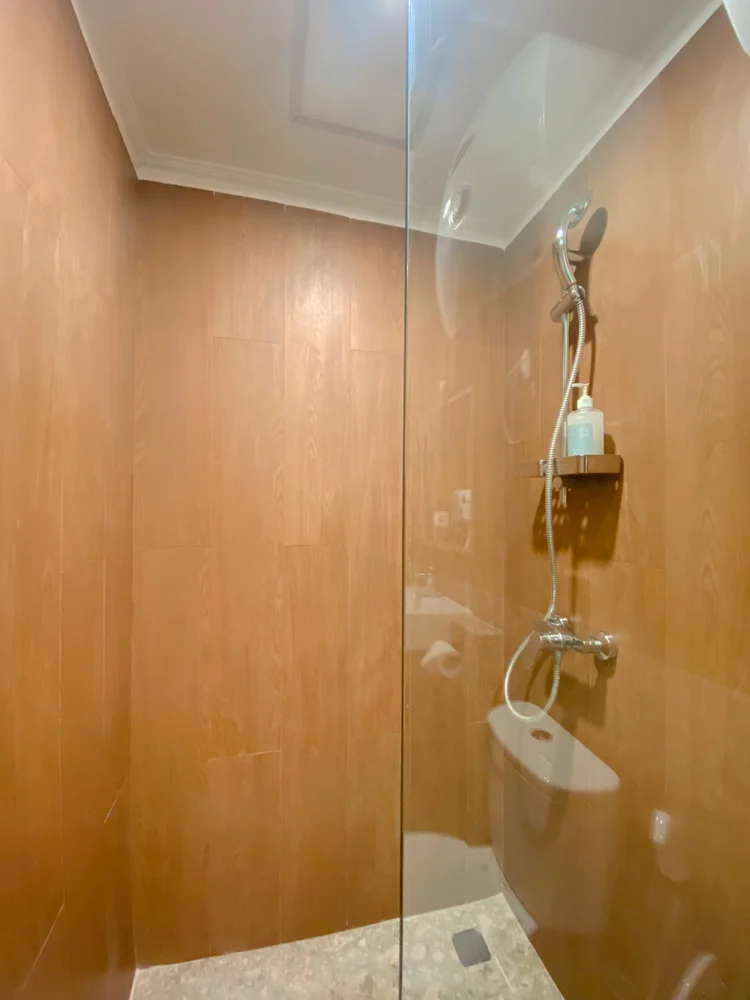 Positano: Shower air panas di kamar mandi, dua kamar mandi dalam satu unit.