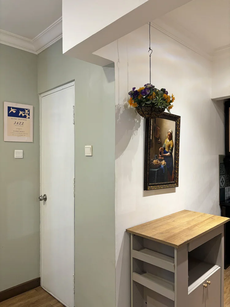 Florence: Lengkung menuju lorong, dengan tanaman gantung dan galeri bingkai kecil.
