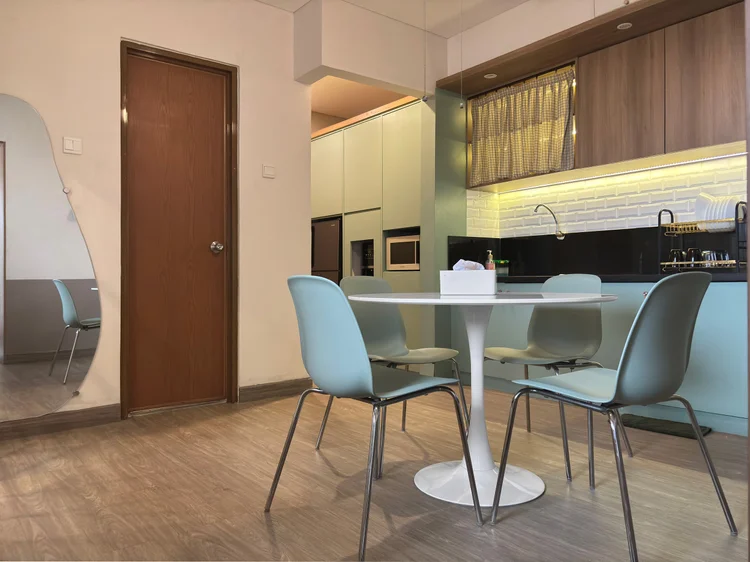 Seoul: Meja makan bundar ala Korea untuk berempat, tepat di depan dapur.