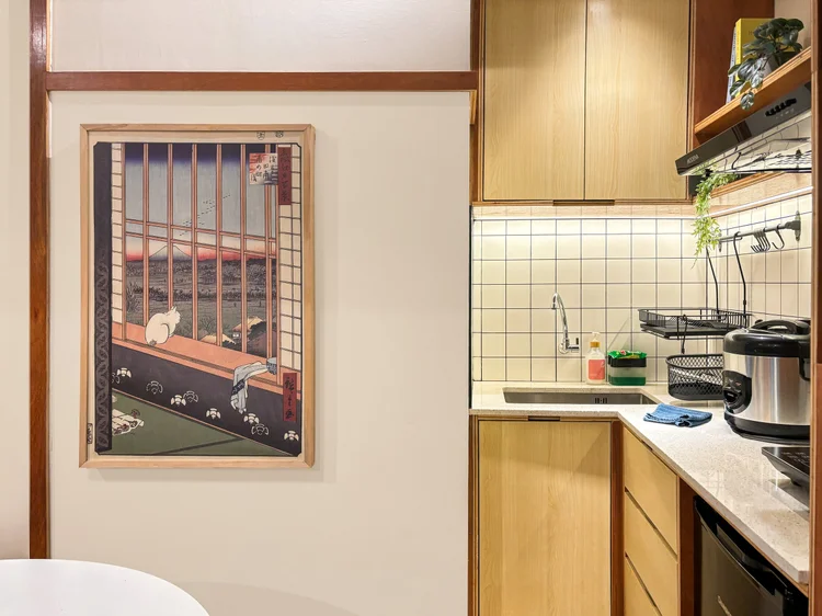Kanazawa: Dapur terbuka dengan kompor induksi, rice cooker, dan cetakan Jepang di dinding.