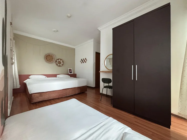 Namibia: Kamar utama dengan king bed dan kasur lantai, jadi bertiga bisa satu kamar.